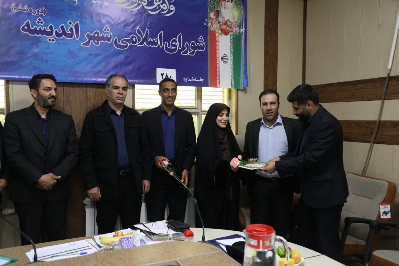 تجلیل مدیریت شهری اندیشه از اداره روابط عمومی و امور بین‌الملل شورای اسلامی و شهرداری اندیشه